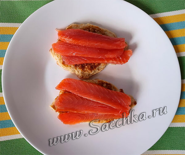 Овсяноблины с малосольной форелью