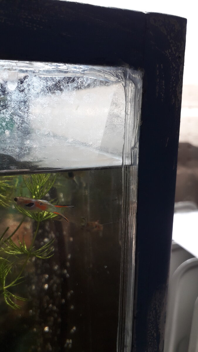 Герметик можно подрезать лезвием или канц.ножом