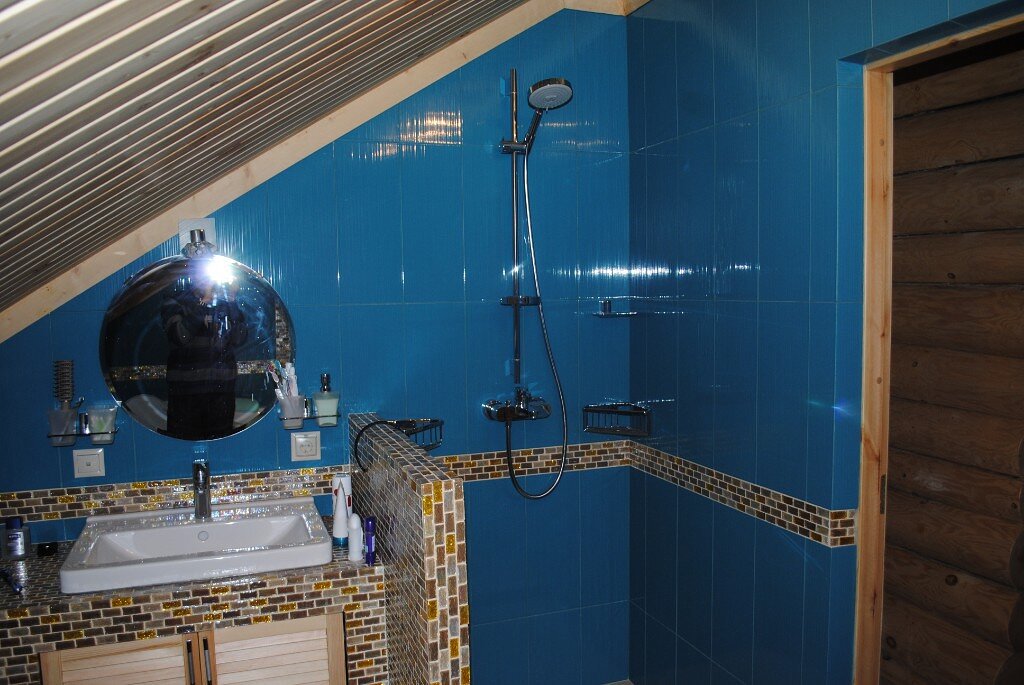 Санузел на мансардном этаже в бревенчатом доме