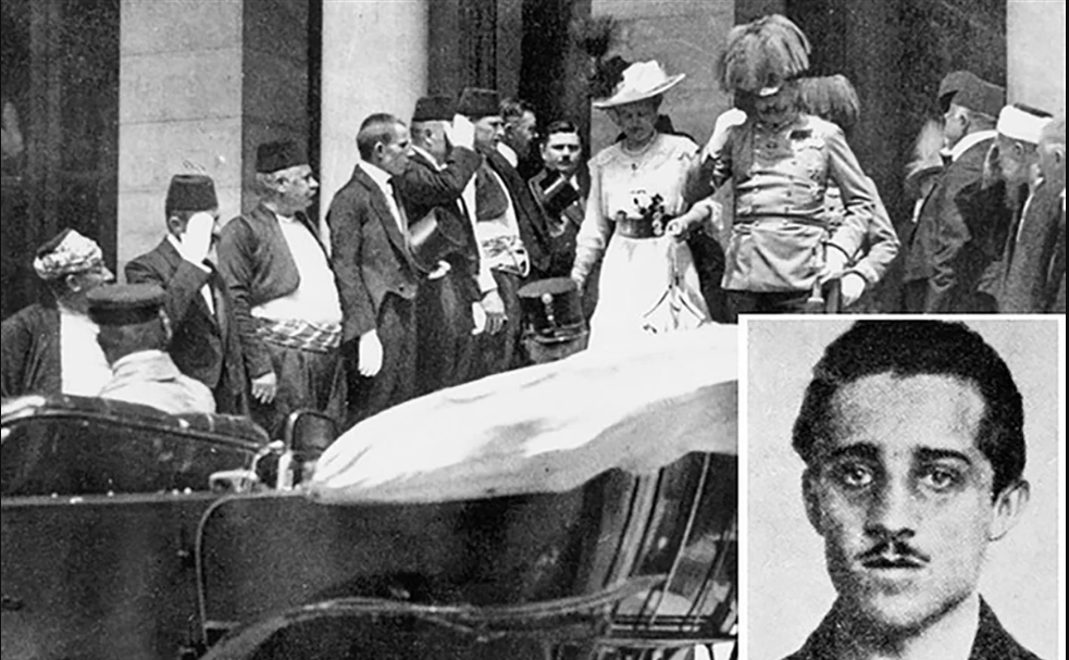На фото наследник престола Австро-Венгрии Франц Фердинанд со своей супругой герцогиней Софией Гогенберг садятся в карету где будут застрелены Гаврилой Принципом его фото в правом нижнем углу. Принципа не могли приговорить к смертной казни, так как на момент совершения убийства ему не было 20 полных лет (по австро-венгерским законам совершеннолетие наступает с 20 лет). Он был приговорён к максимально возможному сроку в 20 лет тюремного заключения. Умер 28 апреля 1918 года от туберкулёза.  