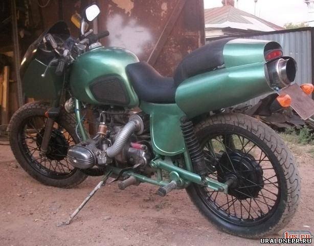 Урал ограниченной серии выпуска, оригинала не осталось в сети, большинство моделий уже переработано, было выпущено около 700 экземпляров, двигатель 350 кубов, цена 270+ на наши деньги.