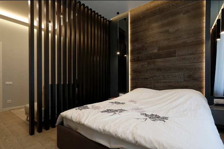 Зонирование с помощью деревянной перегородки