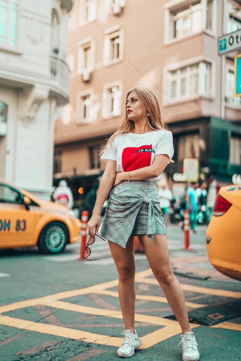 Современный вид красивых девушек. Почему современная молодежь отказывается от отношений. Marina laswick лицо. Почему современный девушки. Одинаковые девушки.