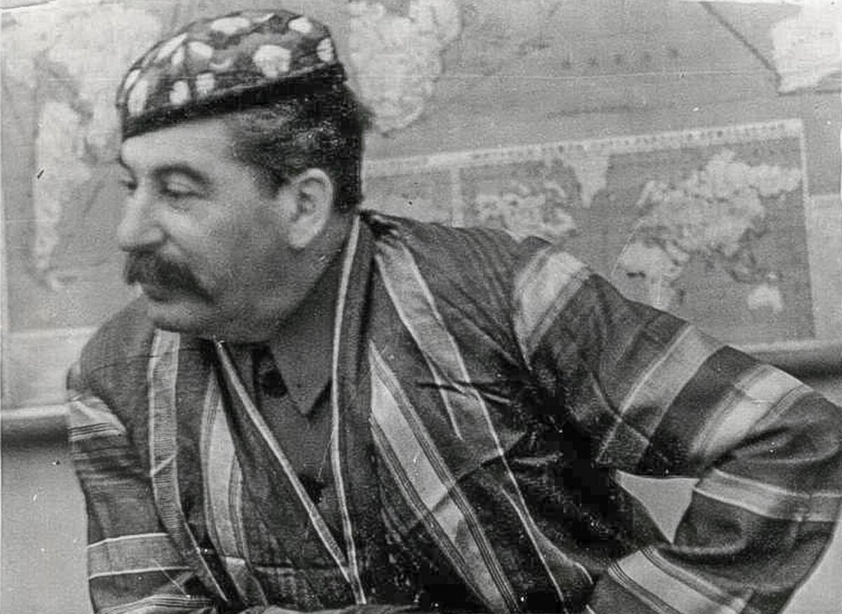 Сталин в узбекском халате и тюбетейке, 1930-е. МАММ/МДФ/russiainphoto.ru