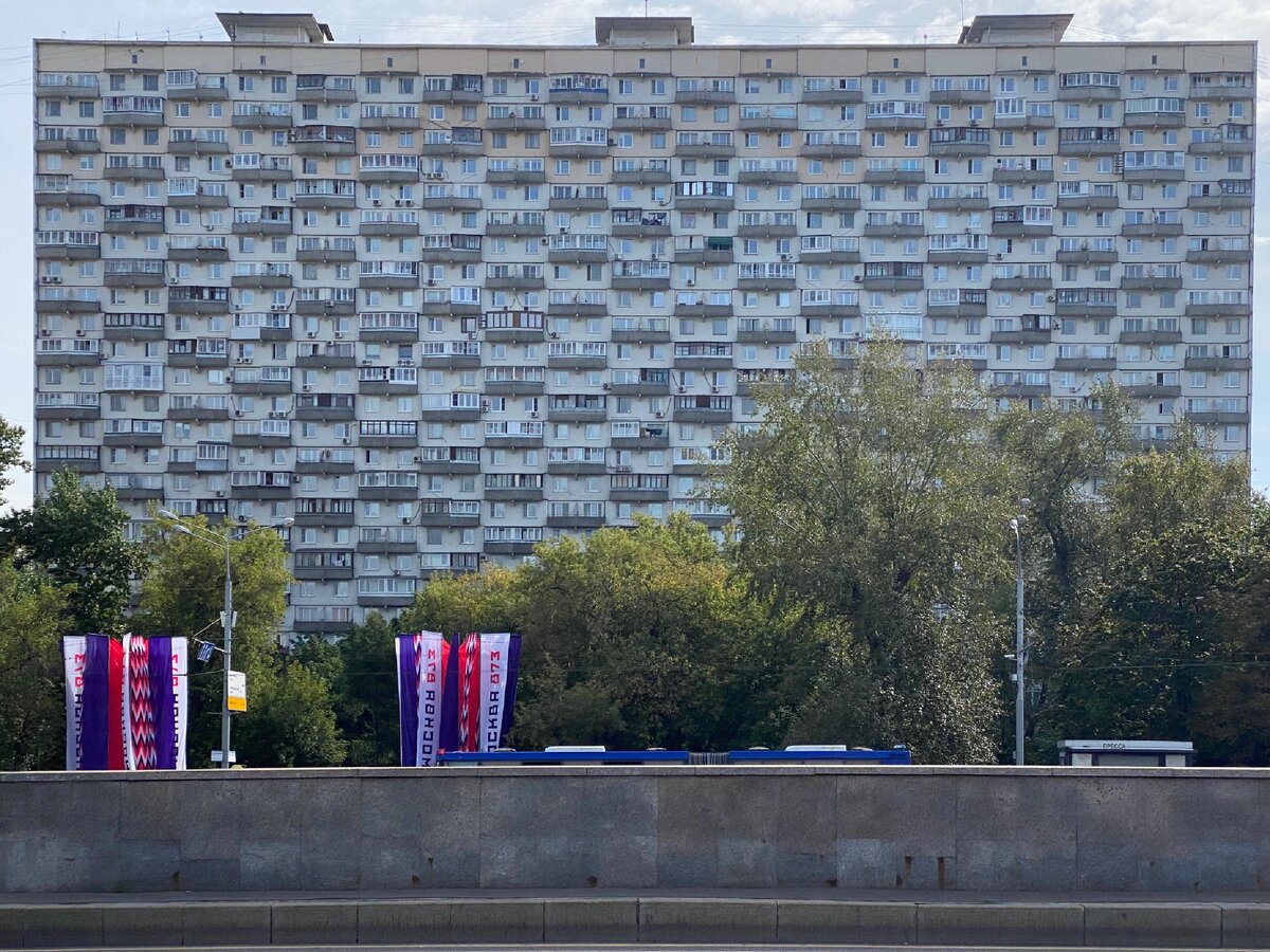 Дом на ножках на проспекте Мира