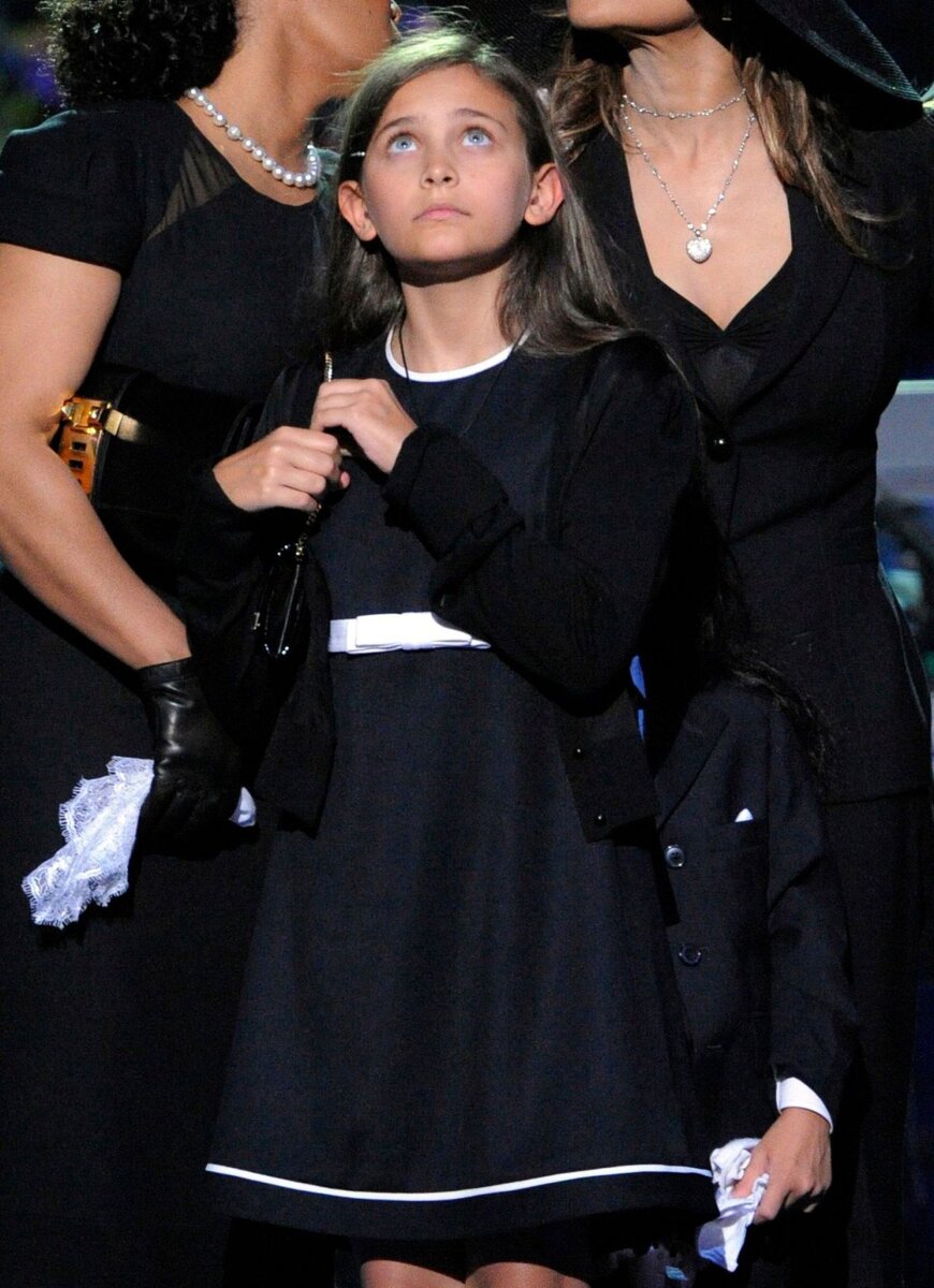 В детстве Пэрис была скромным и застенчивым ребенком, которого защищал заботливый отец.