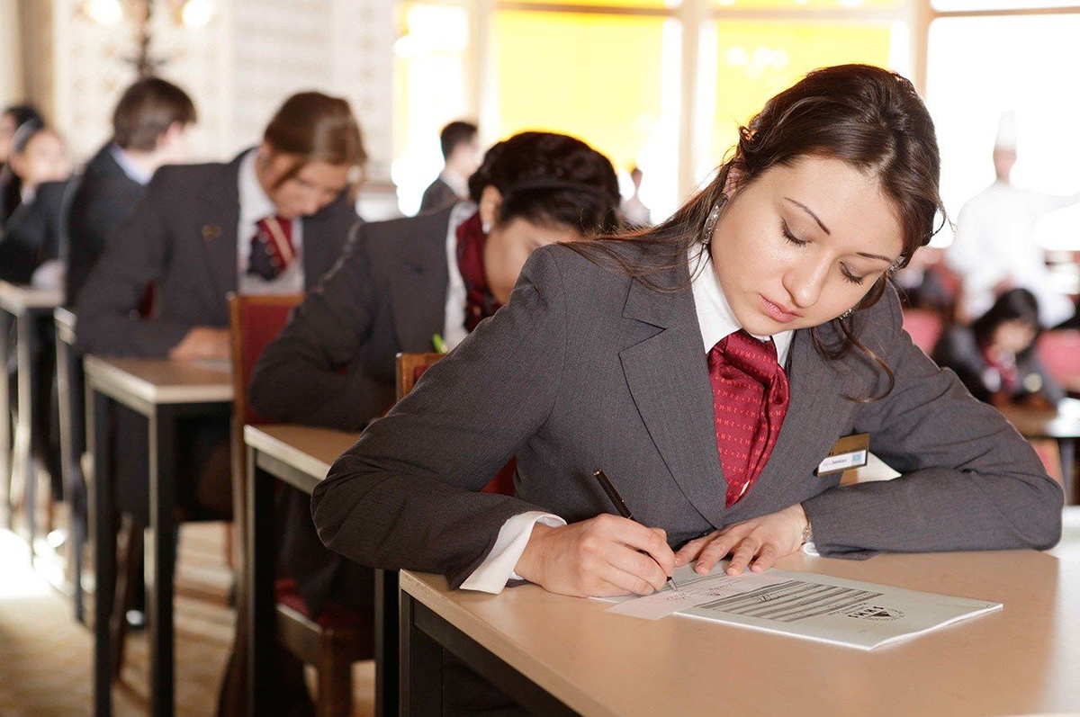 Возможности с высшим образованием. SHMS. School Management. School Manager. Школьники Швейцарии фото.