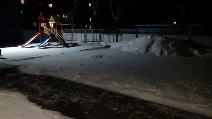 Место найдено. Самая освещенная площадка во дворе. Перед самым подъездом, но в стороне от пешеходных троп.