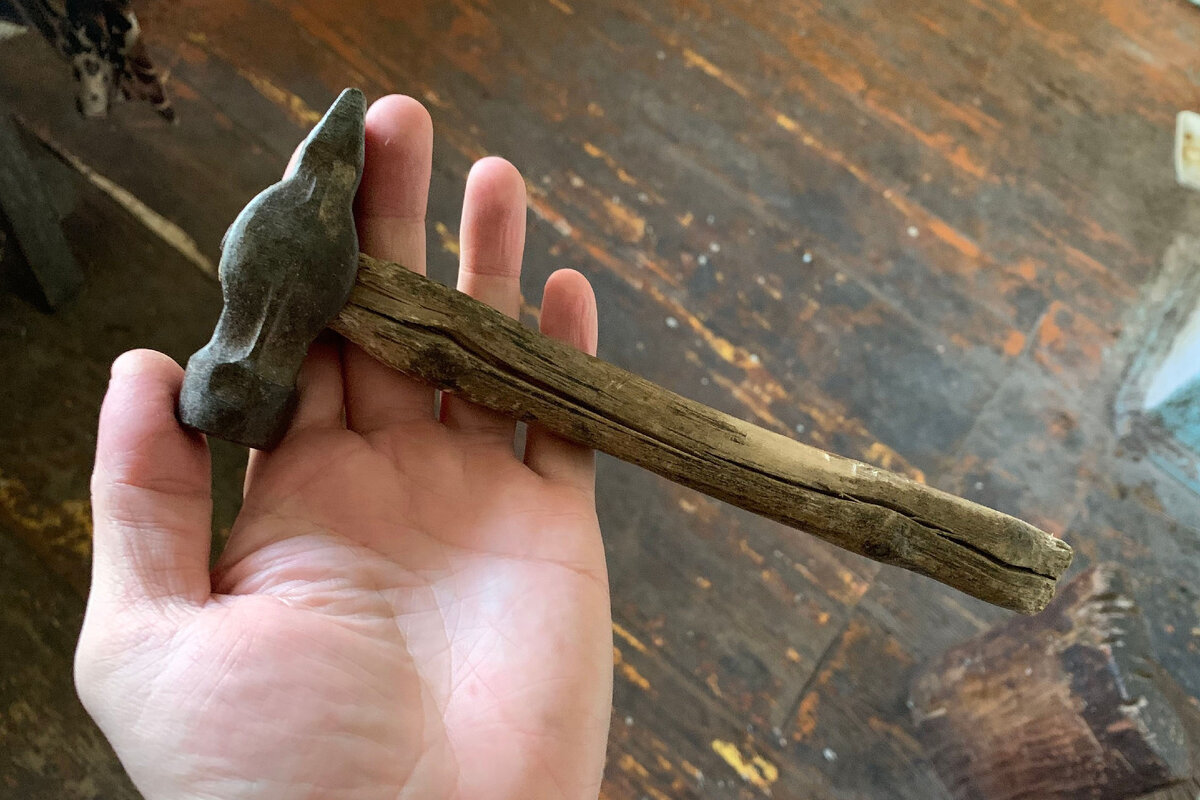 Рукоятка давно рассохлась, но все еще крепко держится.