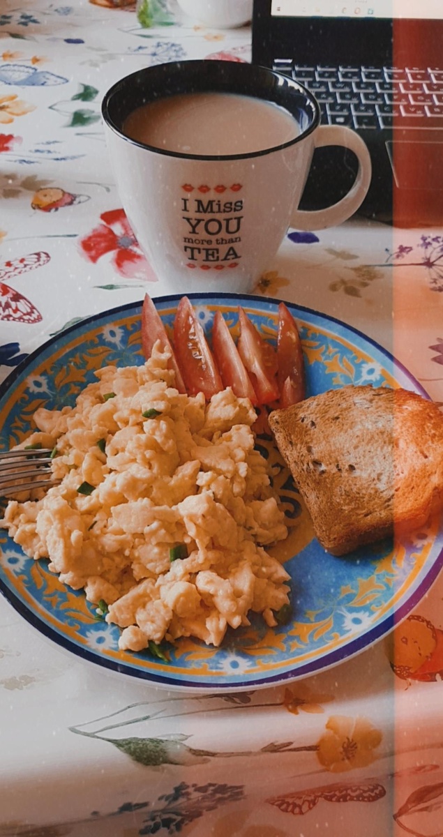 Скрэмбл с тостом и помидорами