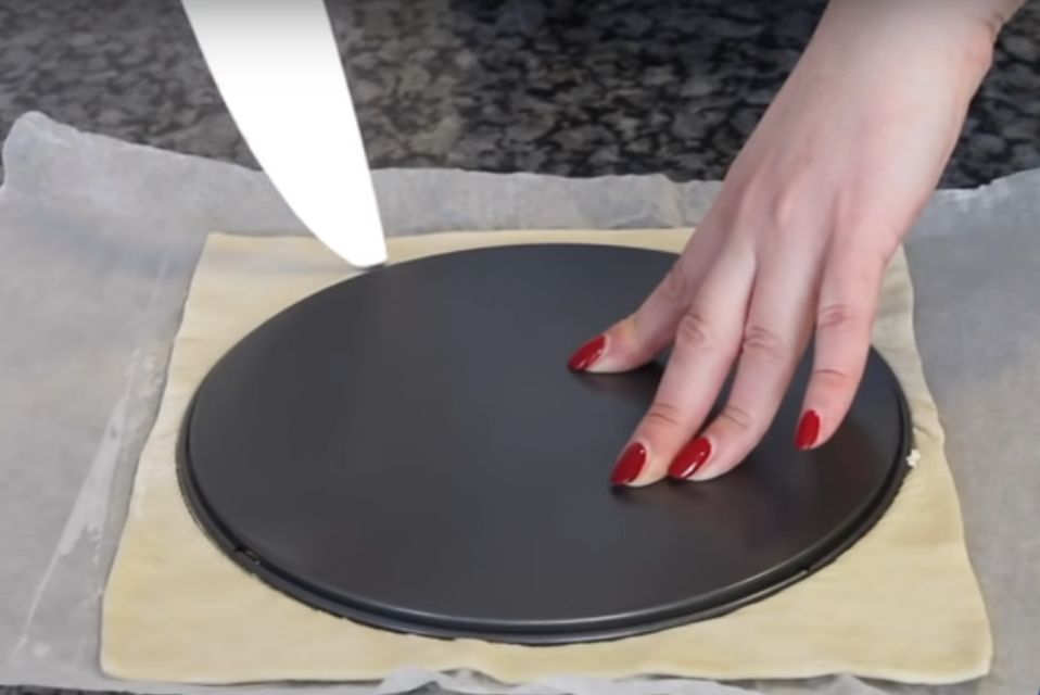 Используют дно от разъемной формы,