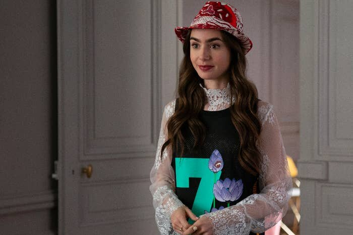 Эмили приехала в Париж, и неождинно стала инфлуенсером в Instagram