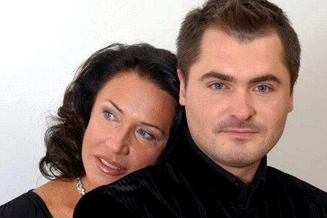 Надежда Бабкина и Евгений Гор История любви этой пары не давала покоя журналистам в 2003 г., когда Бабкина и Горшечков (настоящая фамилия певца) начали встречаться.