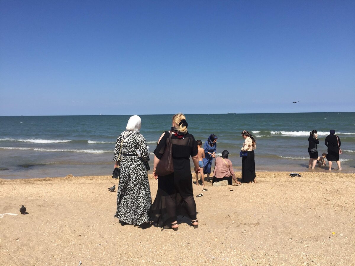 Местные городские женщины в жару предпочитают надевать очень лёгкие платья, они даже просвечиваются (новая мода)