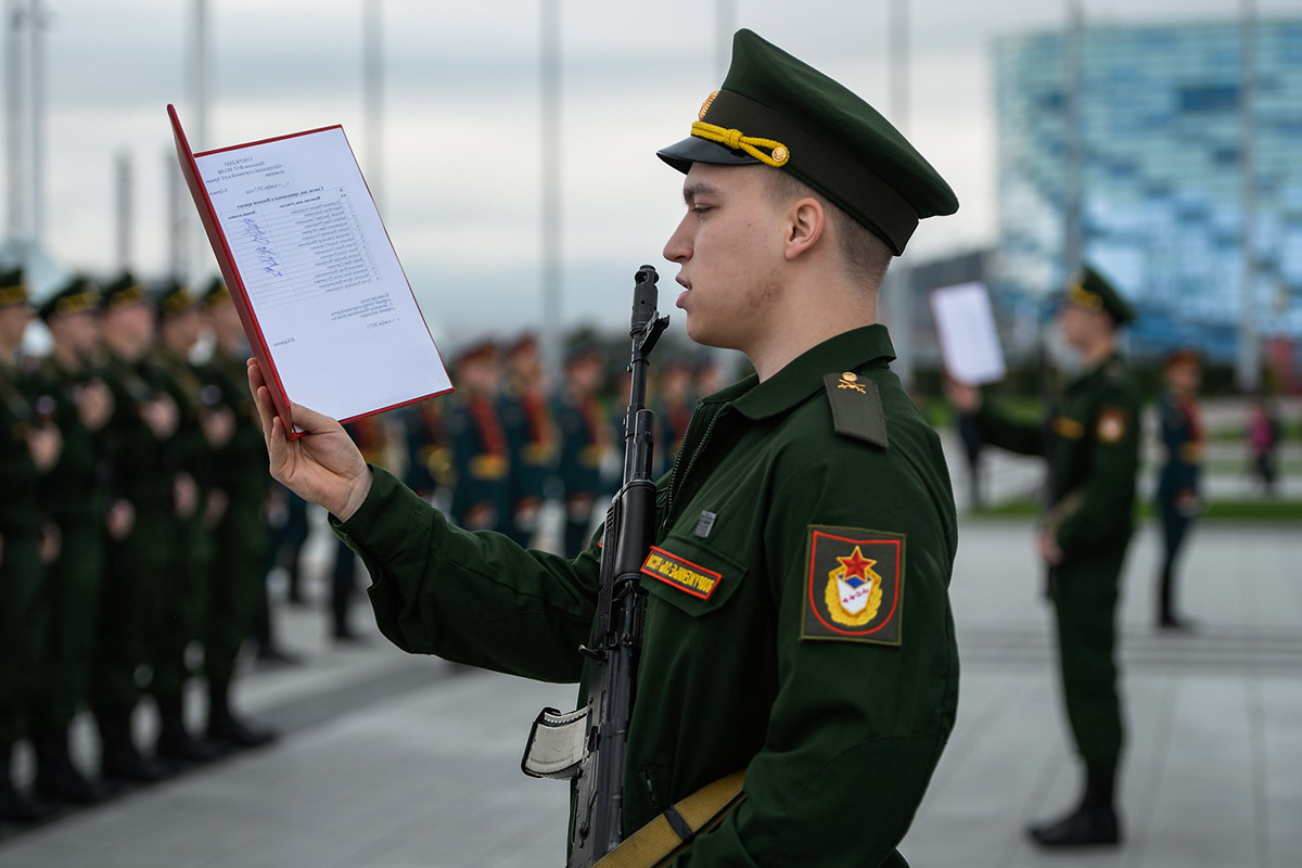 Присягать корень. Принятие военной присяги.