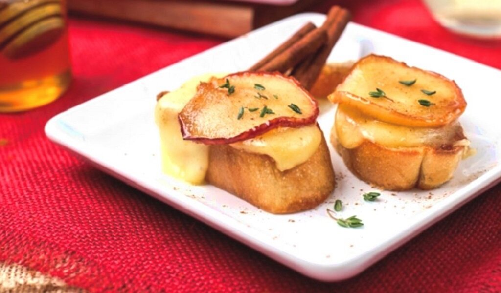 Канал С.Пудовъ: Рецепт горячих бутербродов  на поджаренных багетах в стиле итальянской брускетты с сыром, яблоками и корицей