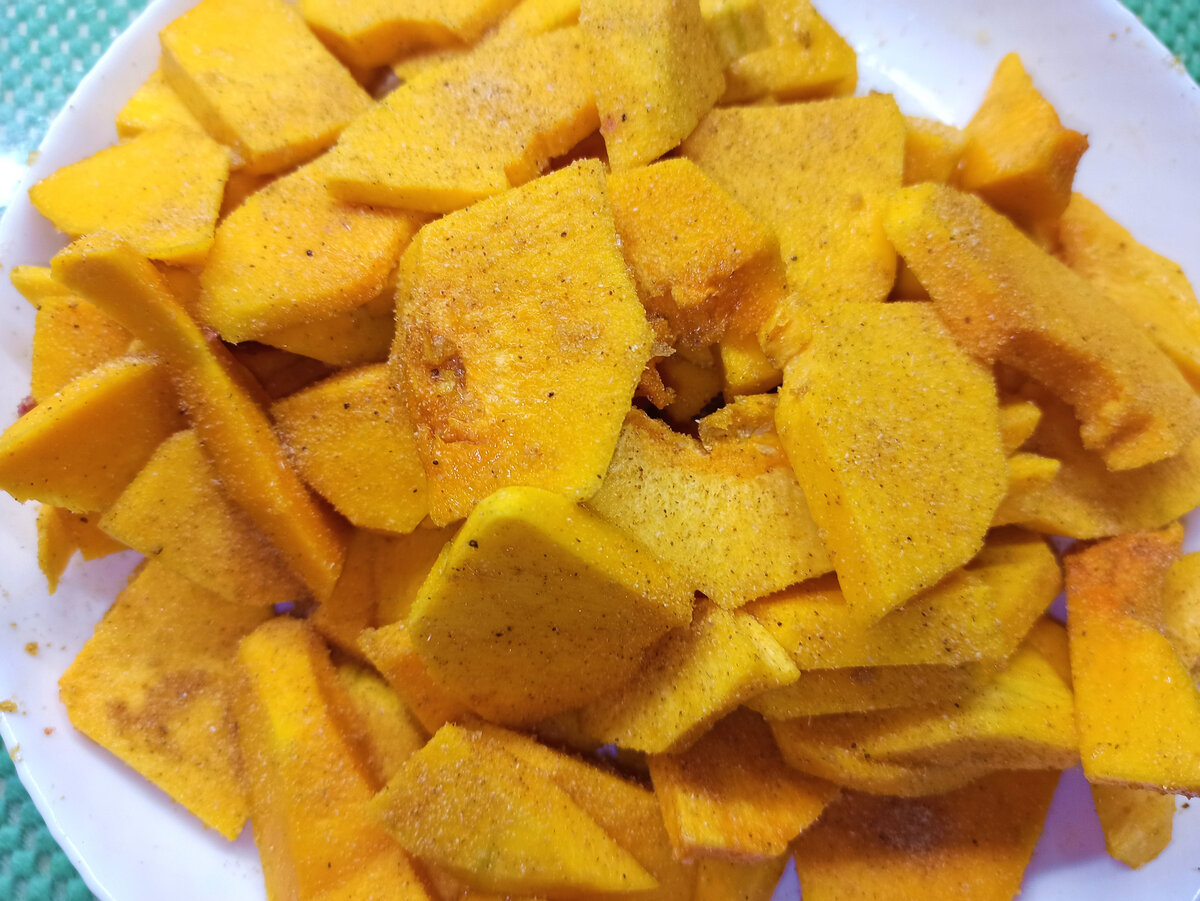  Заправляю тыкву солью и специями. Фото автора.