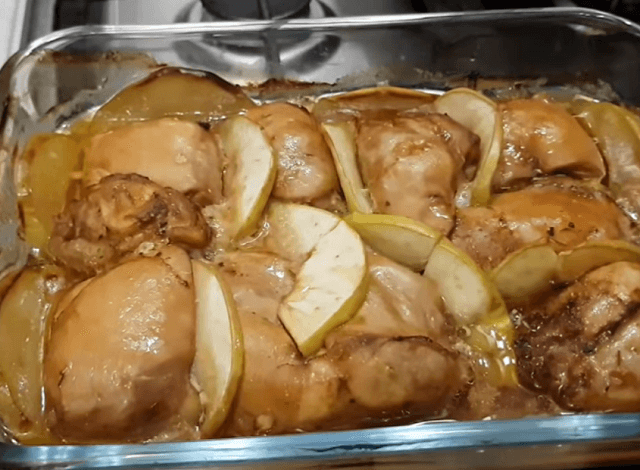 Золотистая курица с яблоками, луком и шалфеем рецепт – Основные блюда. «Еда»