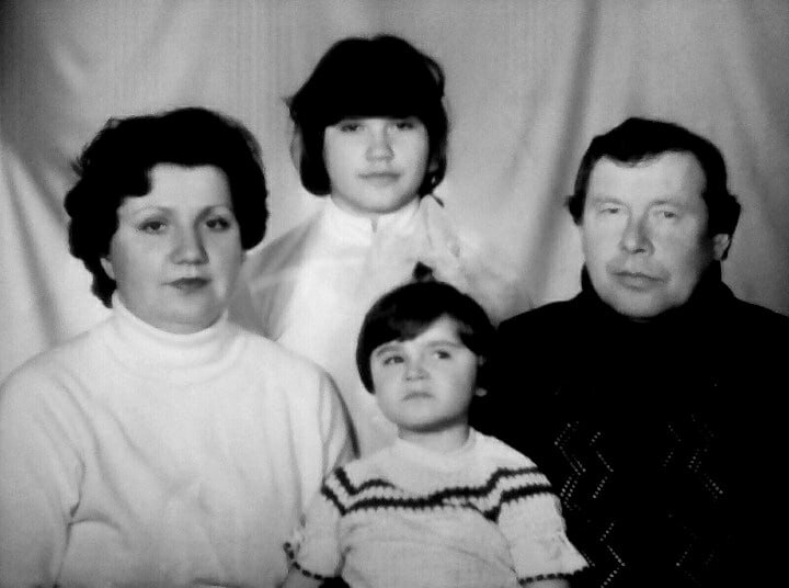 Семья Сулицыных (сверху): Анна, мама - Надежда Валентиновна, папа - Владимир Александрович и сестра Маша