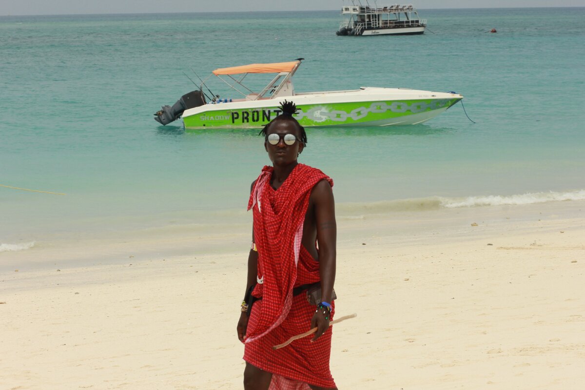 местный бизнесмен, работает масаем (так нам представился)