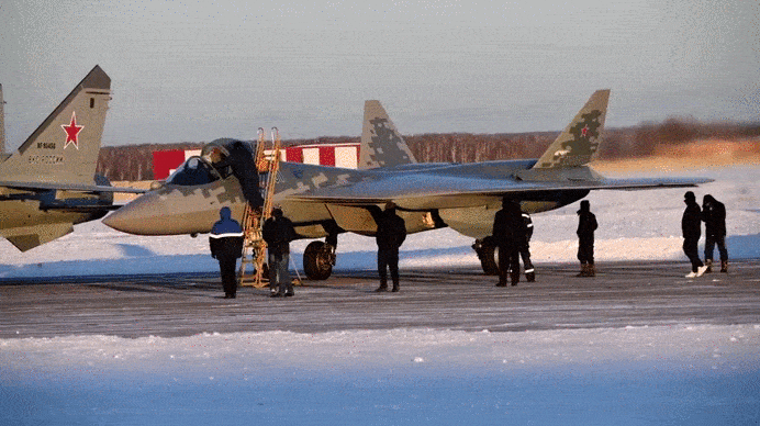 Первый серийный СУ-57 в Толмачёво (GIF видео).
