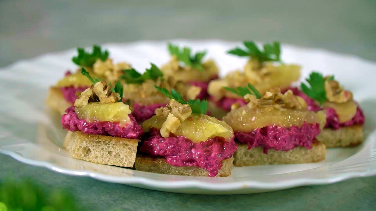 Знакомый вкус свекольного салата заиграет новыми тропическими нотками, да и стол украсит красиво