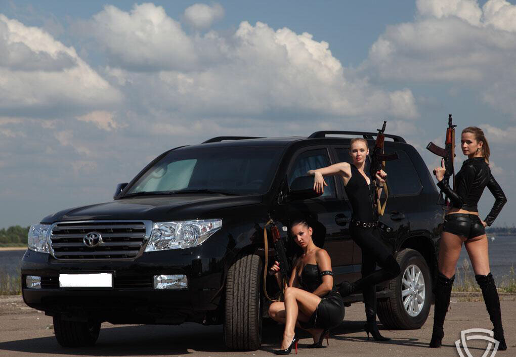 Большой черный джип, оружие... Не хватает лысых ребят) Источник: Яндекс.Картинки