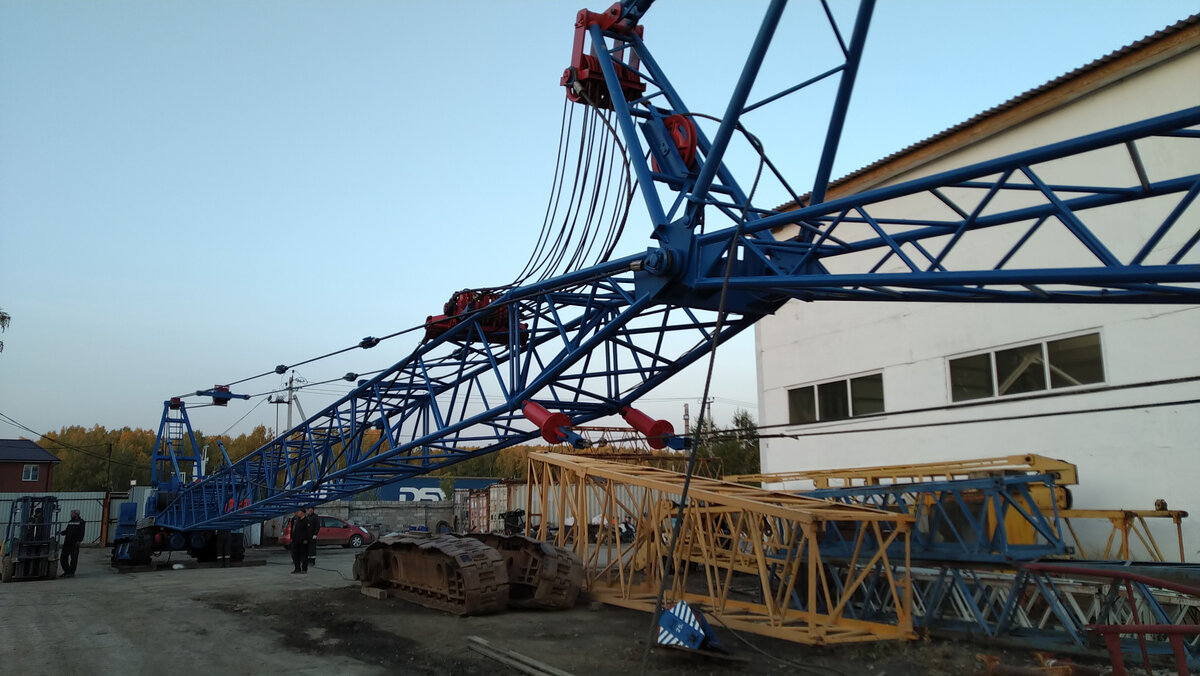 В момент опускания стрелы в горизонт происходит кратковременное контролируемое падение. Секунды когда кран теряет равновесие и клюет носом.