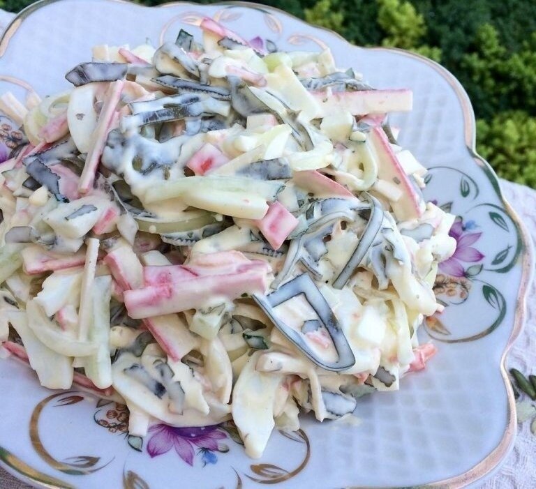 Салат с морской капустой, кукурузой и крабовыми палочками