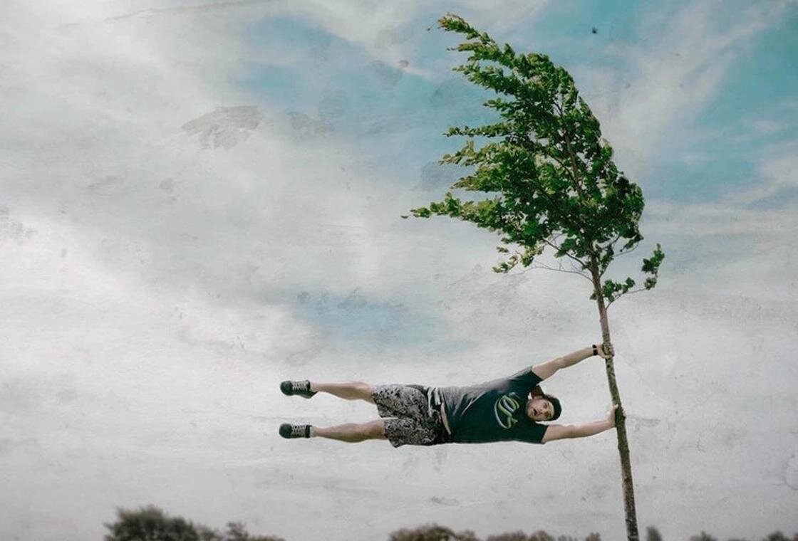 Вон из троллейбуса полетел