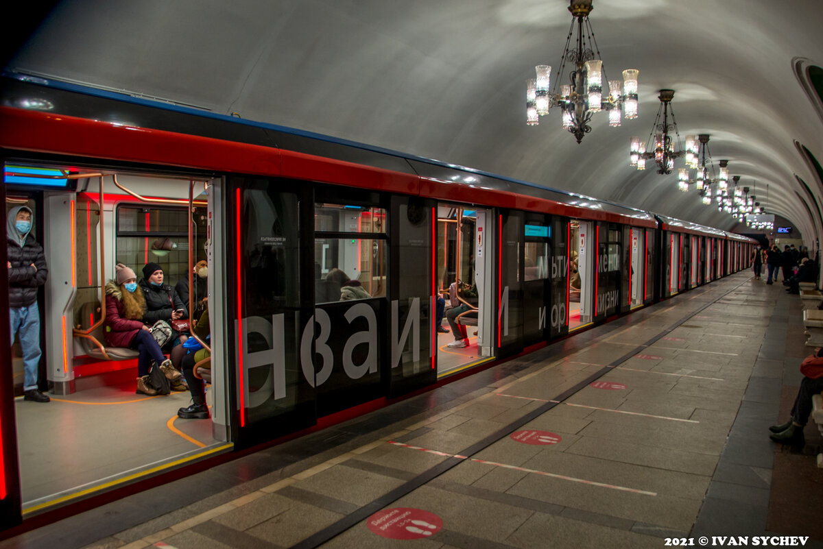 Москва 2020. Метропоезд красная стрела 2020. Новый Метропоезд Москва 2020. Метропоезд 2020 в Глазго. Метропоезд Москва 2020 новогодний.