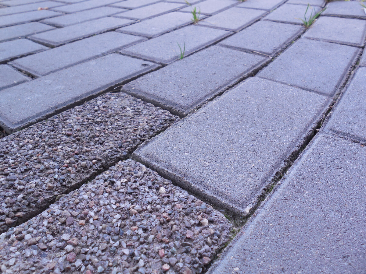 Вариант мощения. Тротуарная плитка одного формата, но из разных материалов/с разной фактурой. Аккуратная укладка подчёркивает поворот плавный дорожки