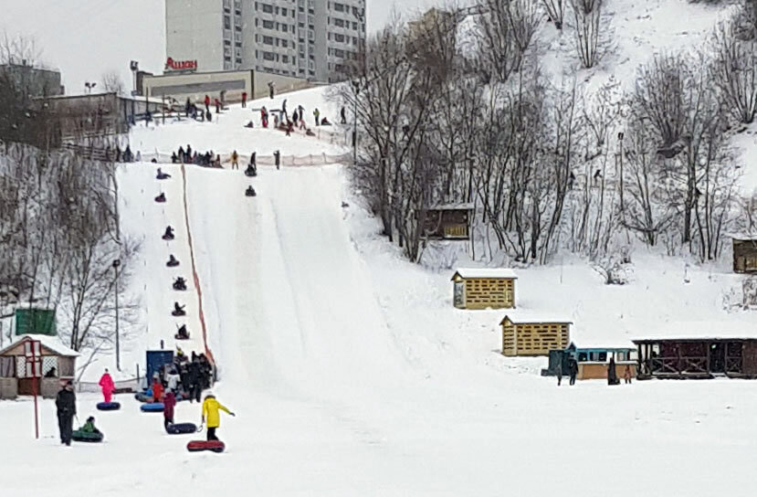 в москве открыли тюбинговую. фристайл парк лесной спуск. в москве открыли тюбинговую. ледяные горки в москве. тюбинговая горка в царицыно.