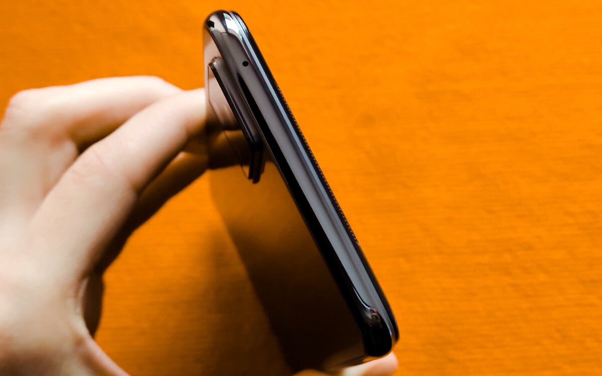 На верхней грани только отверстие для дополнительного микрофона