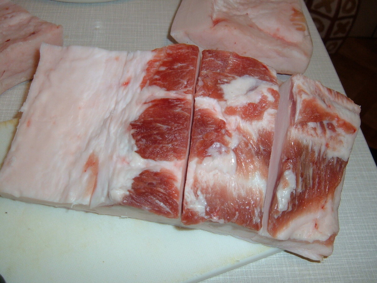 Шмат сала готовый для засолки с адыгейской солью. Источник: яндекс картинки.