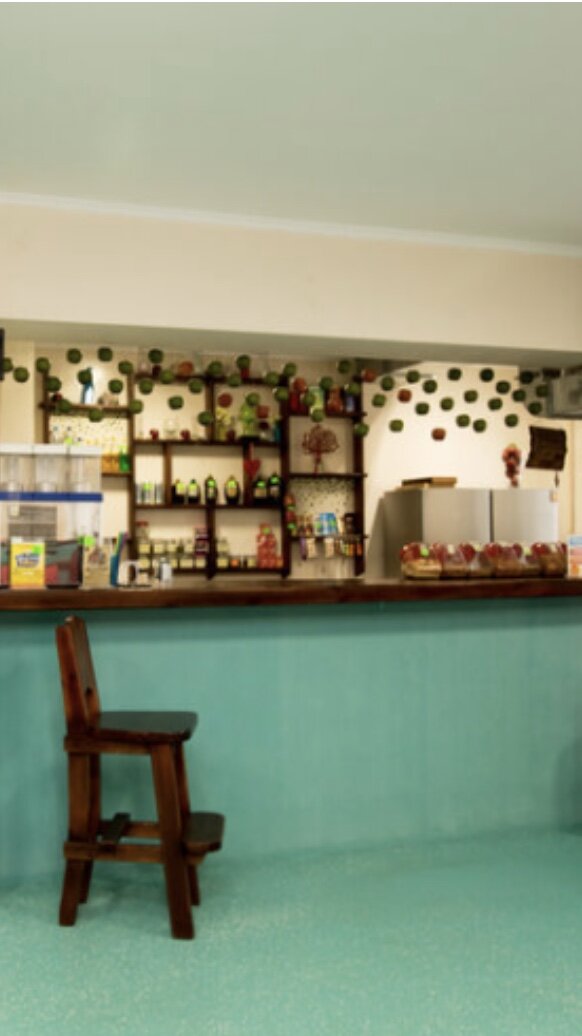 Рассказываю, куда убегаю отдыхать от семьи.  На фото бар в зоне отдыха. 
