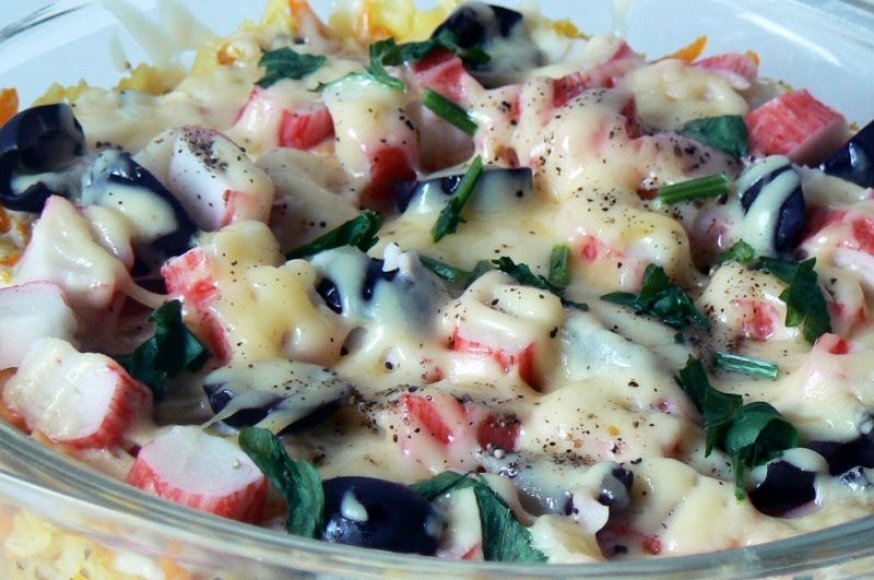 Выпечка с крабовыми палочками и оливками