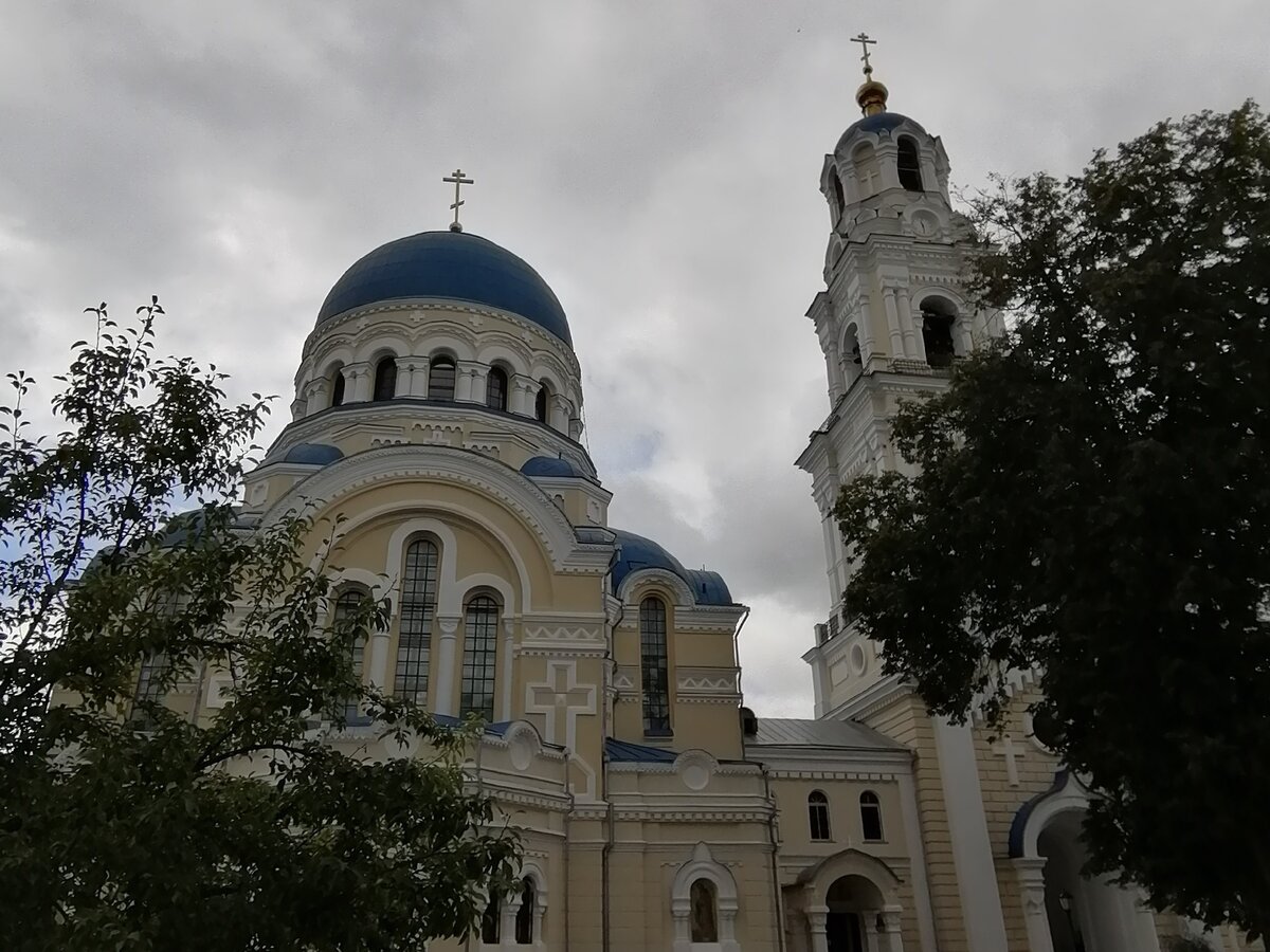 Успенский Собор (восстановлен по постройке нач 20 века) и колокольня 75 метров (восстановлена по постройке 1894). Фото автора