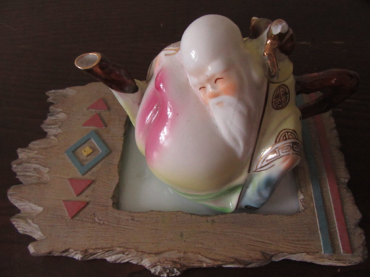 Древнекитайский старец-мудрец (он же заварочный чайник) помогает принимать верные решения, согревает теплом в непростые моменты и наливает до краев удачи, радости, здоровья, вдохновения! Нашему обществу сейчас такой конфуцианский подход к политике очень бы пригодился.