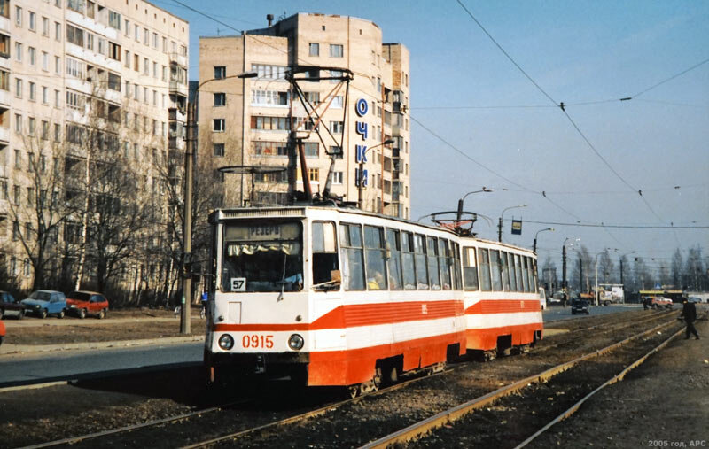 Около остановки «Проспект Просвещения, дом 106», 2005 год