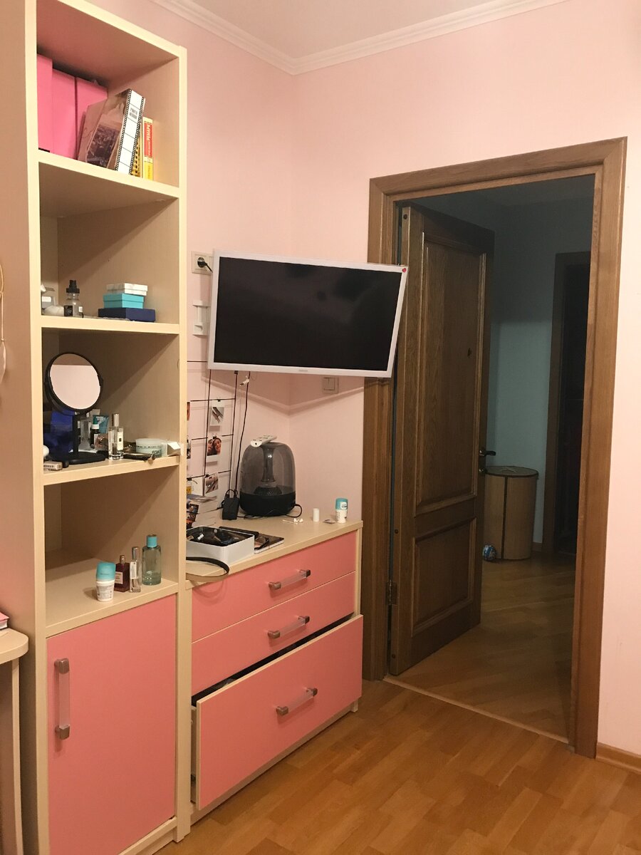 Комната до ремонта. Ремонтные работы длились в общей сложности три недели. 