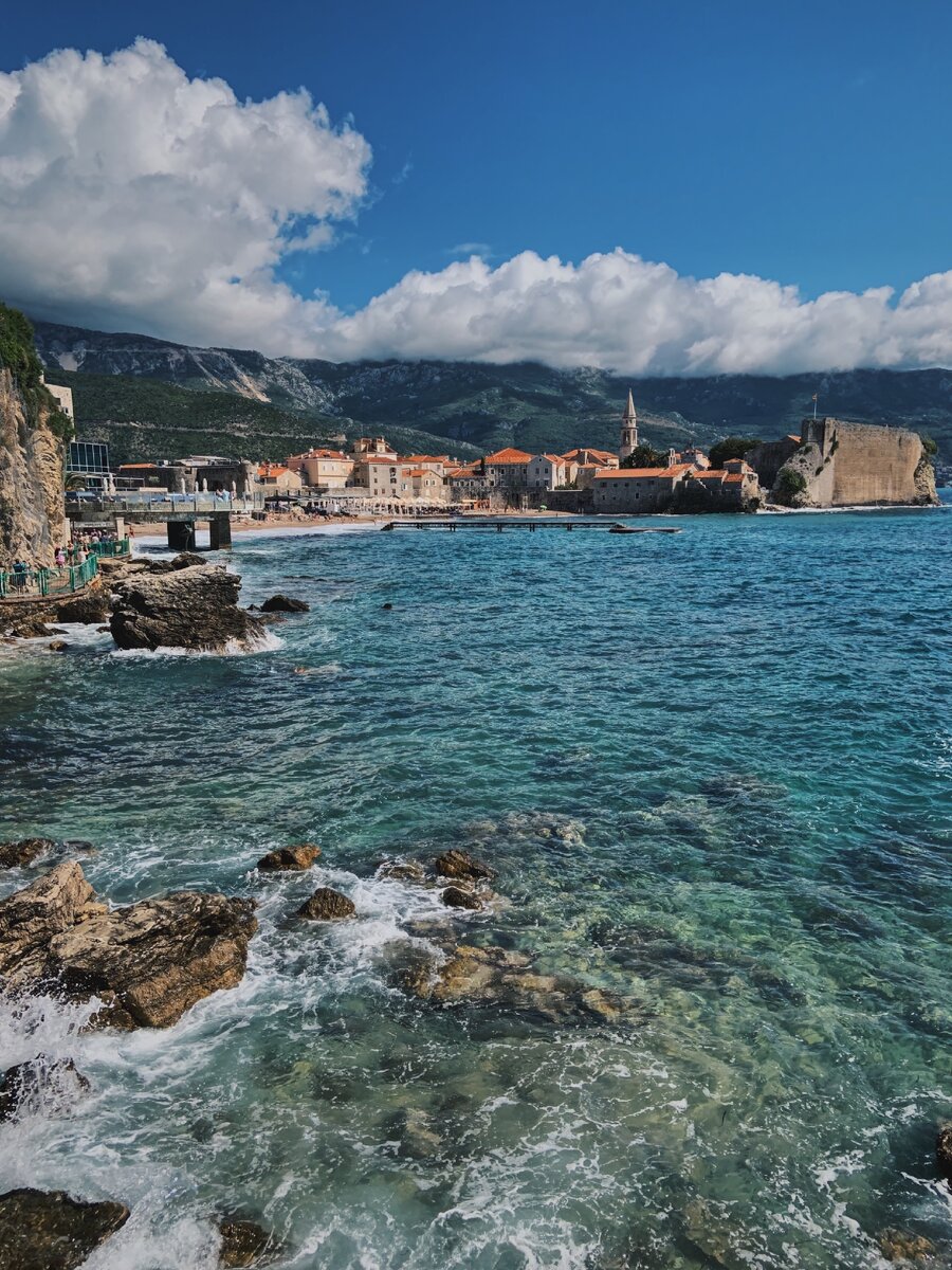 Вид на old Town Budva со стороны пляжа Mogren