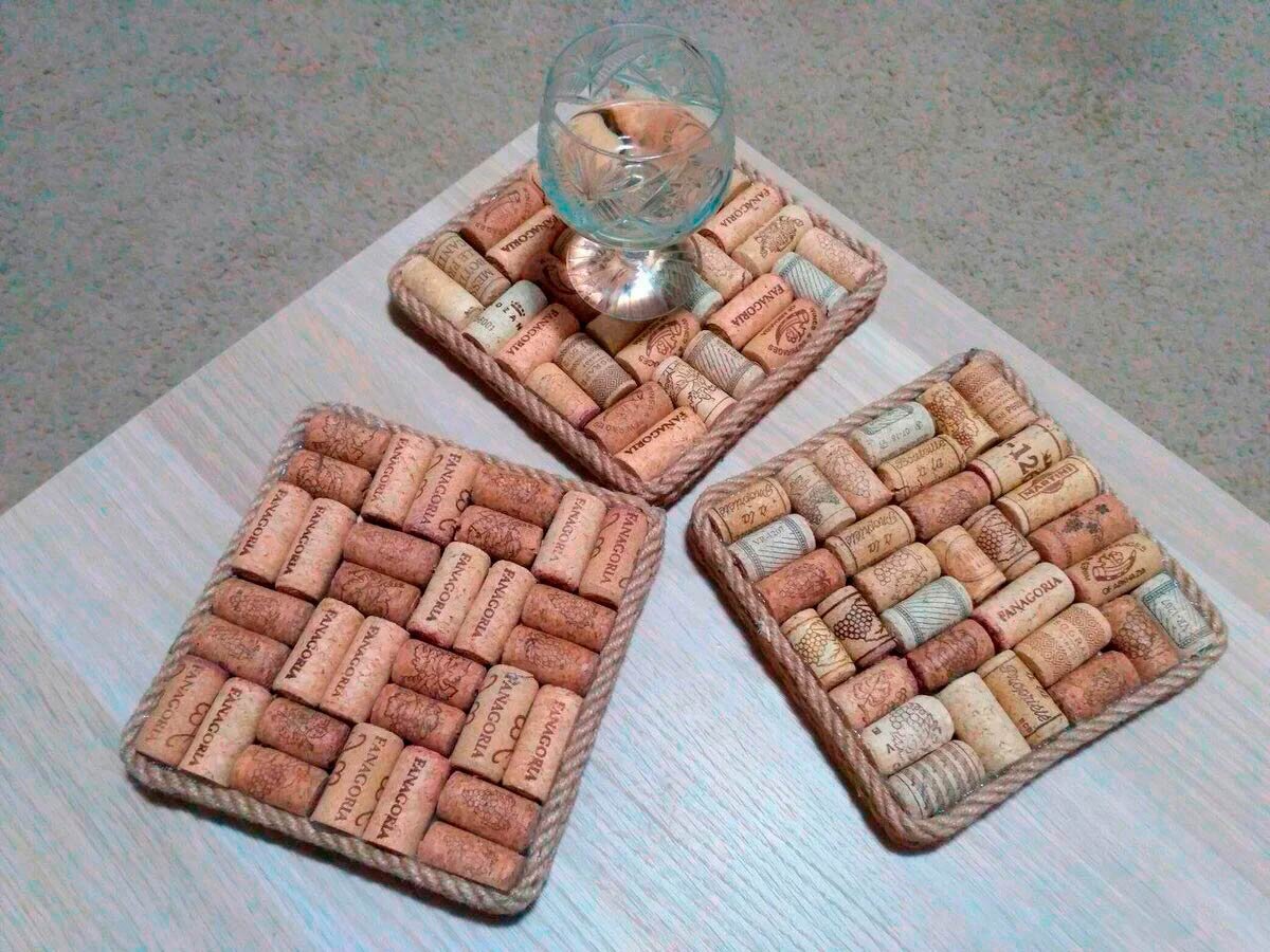 Подставка из пробок