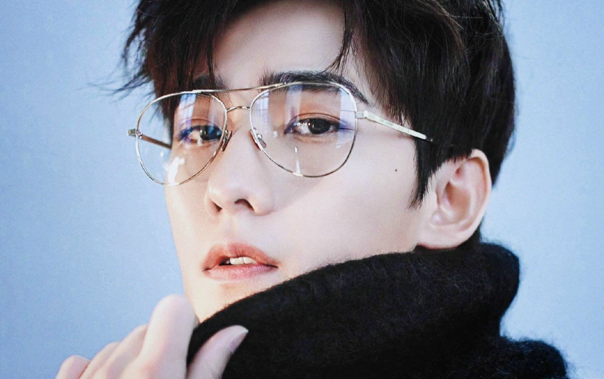 как же ему идут очки))