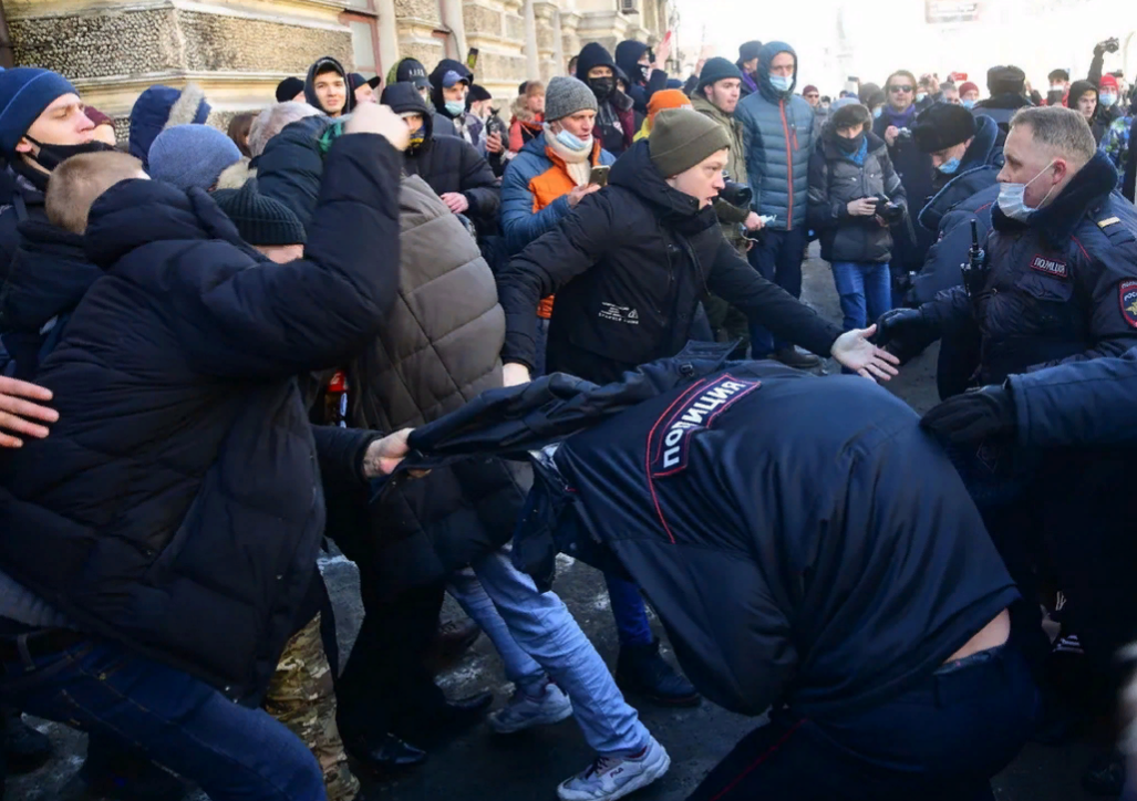 Картинка из яндекс "Люди которые проходили мимо"