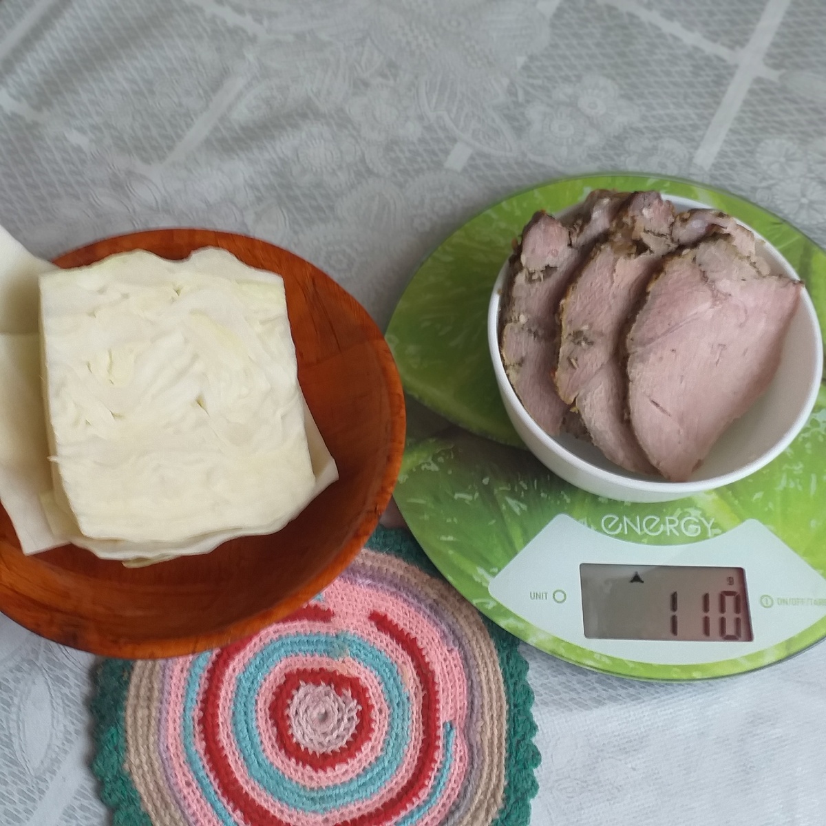 Вот примерно половина моего дневного меню: 200г капусты и 110 г запеченной свинины собственного приготовления. Фото автора. 