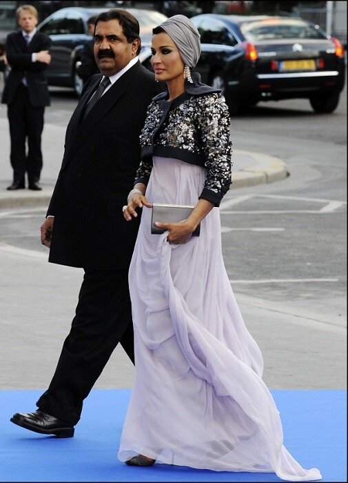 Всю красоту и изящество востока воплощают ее наряды, каждый из которых идеально выдержан и подчеркивает красоту обладательницы.