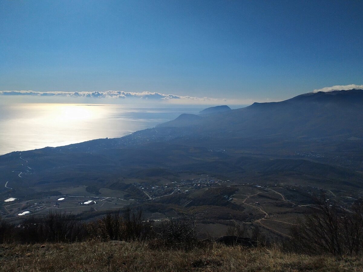 Вид с Демерджи на Алушту (город у моря). В дали виднеется Аю-Даг (гора Медведь)