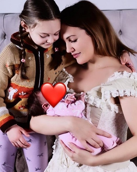 Актриса с обеими дочерьми