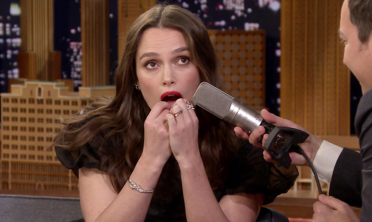 Кира Найтли демонстрирует свой талант на "Шоу Грэма Нортона". Источник фото: Гугл картинки